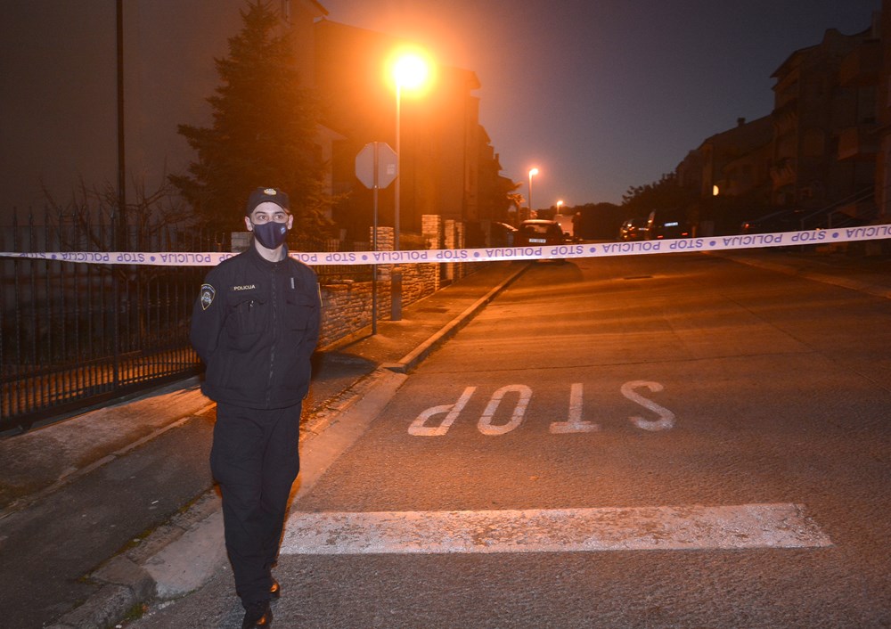 U Argonautskoj ulici u Puli u tijeku je očevid na mjestu dvostrukog ubojstva (Snimio Danilo Memedović)